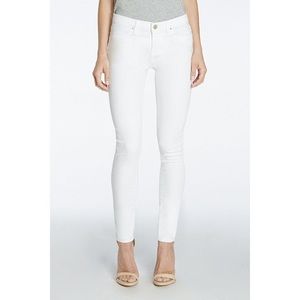 BLOOMINGDALES BLANK NYC White Skinny Jeans. Mid rise. Size 27. Brand new